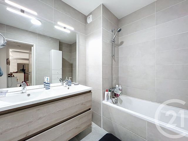 Appartement T3 à vendre - 3 pièces - 62.0 m2 - VILLENEUVE LOUBET - 06 - PROVENCE-ALPES-COTE-D-AZUR - Century 21 Marina Baie Des Anges