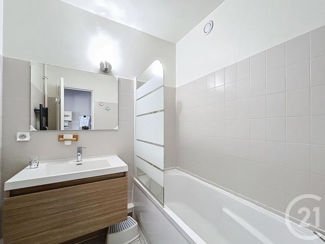 Appartement T2 à louer - 2 pièces - 52.0 m2 - VILLENEUVE LOUBET - 06 - PROVENCE-ALPES-COTE-D-AZUR - Century 21 Marina Baie Des Anges